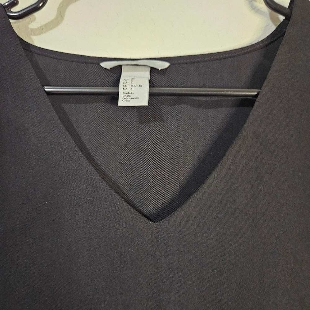 H&M Blouse Black V-Neck Pleated Bell Sleeve Size 6 Office, Chic, Minimalist - Picture 4 of 11
